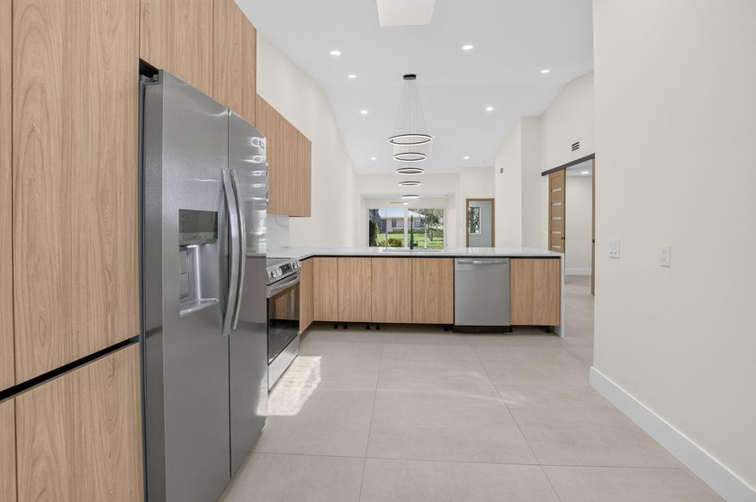 Welcome to this beautifully and completely remodeled - photo 11