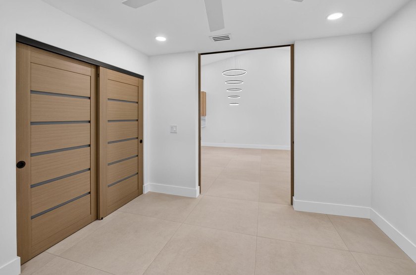 Welcome to this beautifully and completely remodeled - photo 19