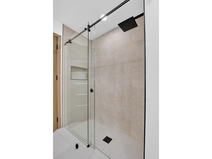 Welcome to this beautifully and completely remodeled - photo 32