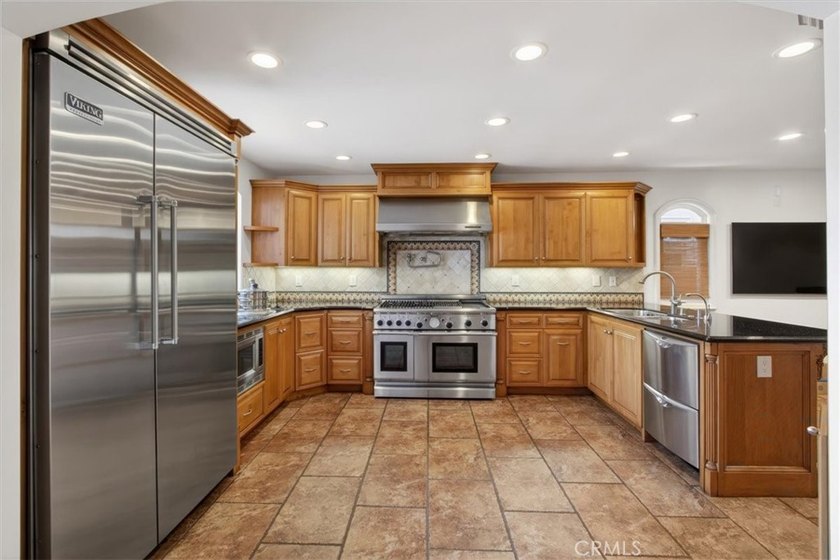 Welcome to this beautifully upgraded Belmont Shore home, where - photo 10