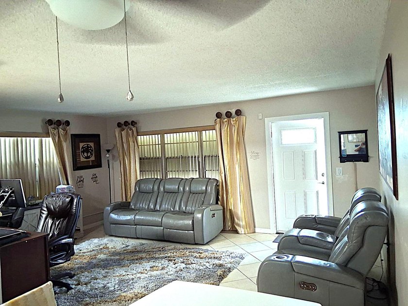 **FIRST FLOOR** UPDATED and SPACIOUS 1 BEDROOM 1 &amp; a 1/2 baths - photo 3