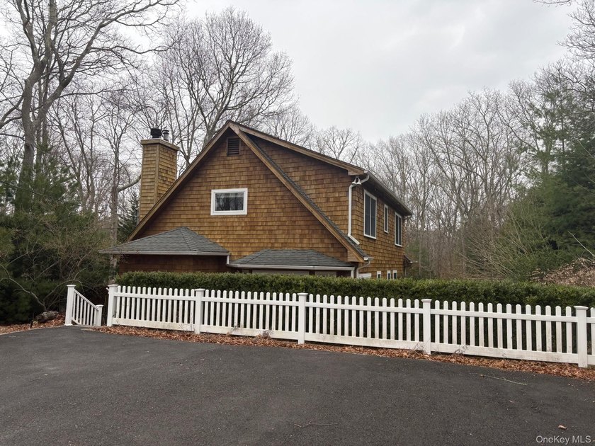 Valley Street Sanctuary Situated on a shy half-acre in a - photo 12