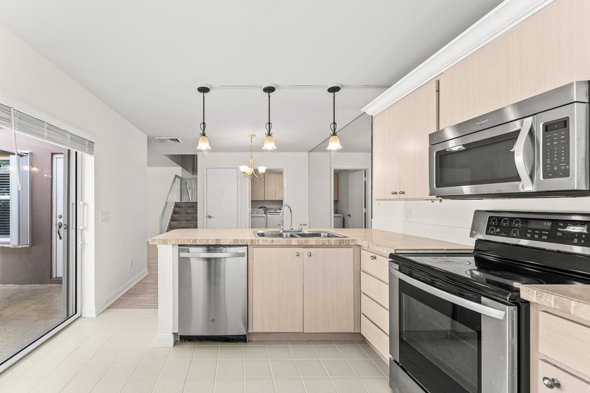 Welcome to a charming quiet townhouse in West Palm Beach - photo 16