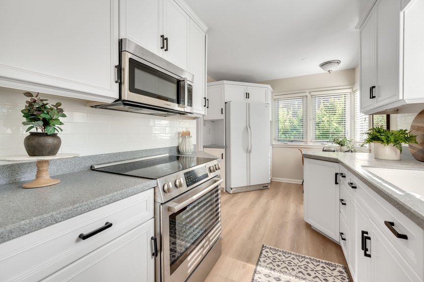 Nestled on a quiet cul-de-sac, this beautifully maintained - photo 6