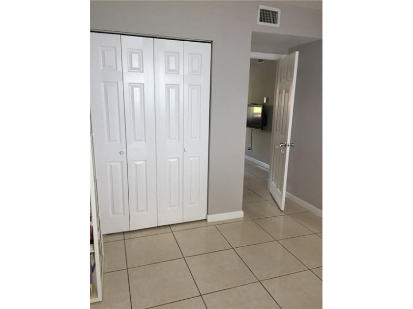 INVESTOR SPECIAL!! Charming and Bright 2bed/1bath Unit in - photo 13