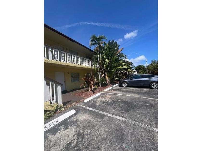 INVESTOR SPECIAL!! Charming and Bright 2bed/1bath Unit in - photo 24