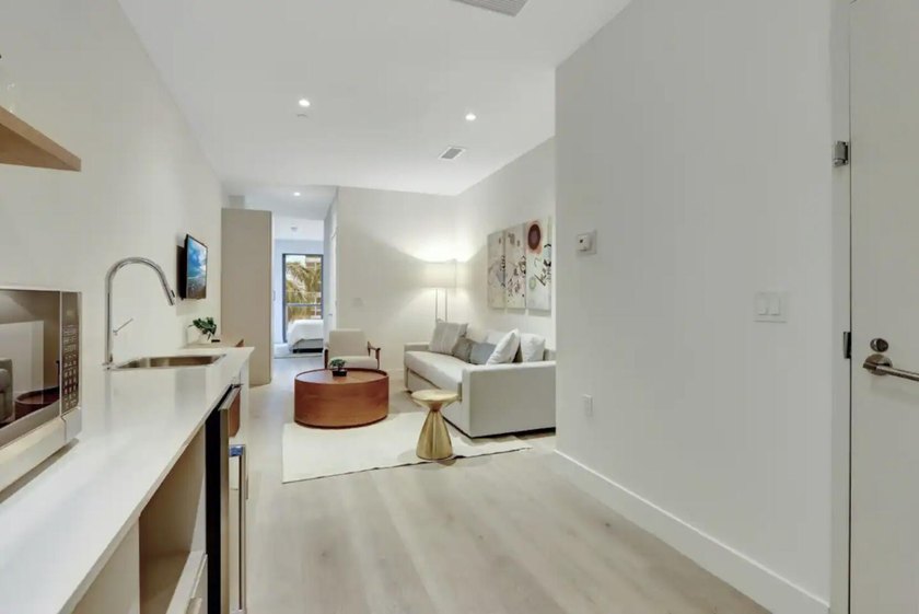 Turn-key and fully furnished 1-bedroom, 1-bath unit in the heart - photo 4
