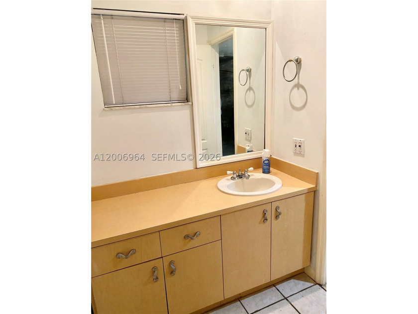 Highly sought-after Horizons West FIRST FLOOR 1 bedroom / 1.5 - photo 11