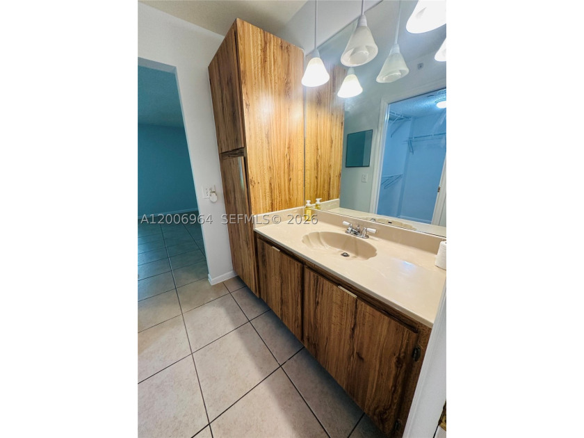 Highly sought-after Horizons West FIRST FLOOR 1 bedroom / 1.5 - photo 15