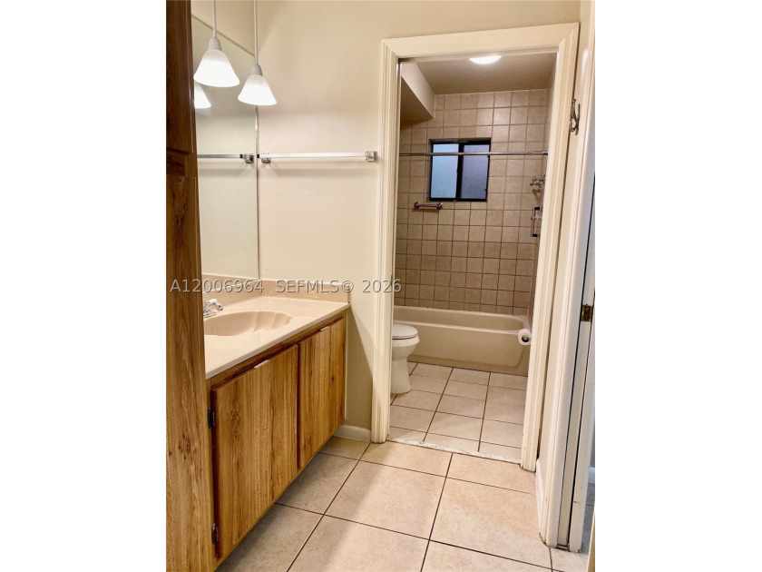 Highly sought-after Horizons West FIRST FLOOR 1 bedroom / 1.5 - photo 16
