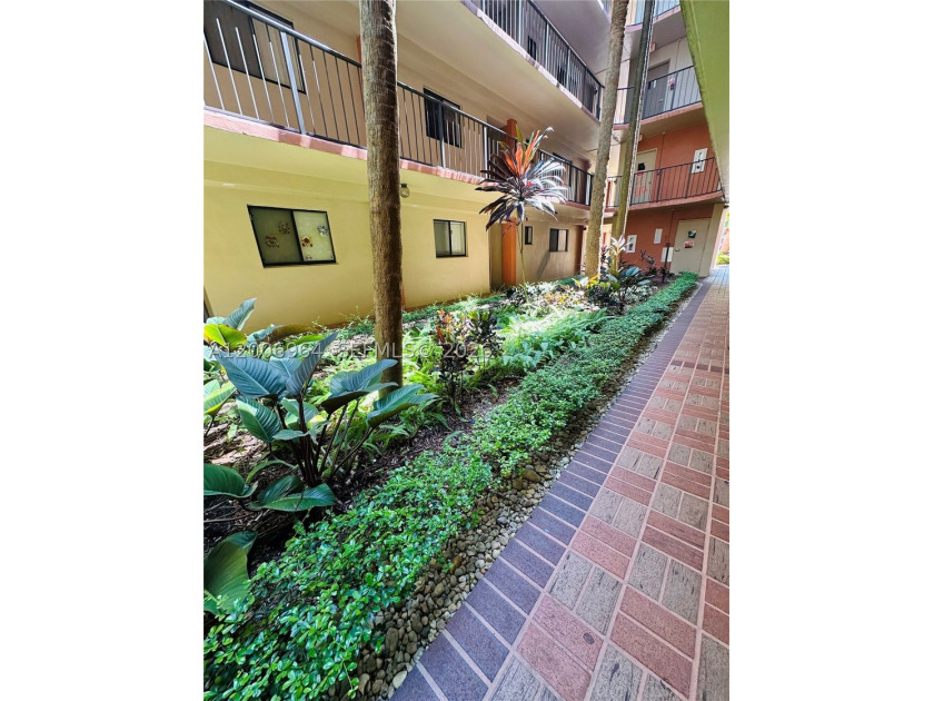 Highly sought-after Horizons West FIRST FLOOR 1 bedroom / 1.5 - photo 25