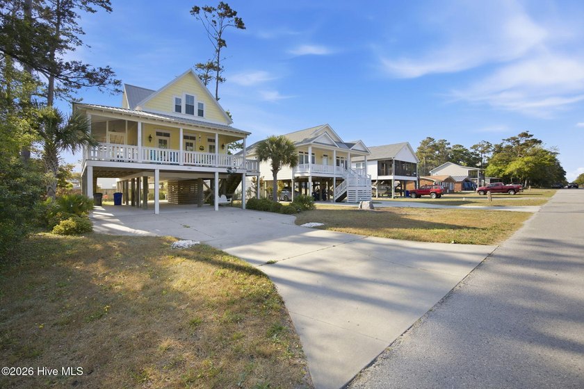 Now, this is home! Welcome to101 NE 33rd Street, is a beautiful - photo 3