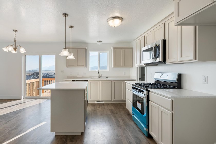 PLAN: Pineview(2)2800. Sample @ Coming Soon. PHOTO: - photo 4