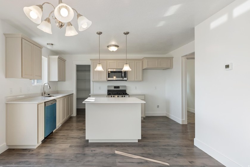 PLAN: Pineview(2)2800. Sample @ Coming Soon. PHOTO: - photo 5