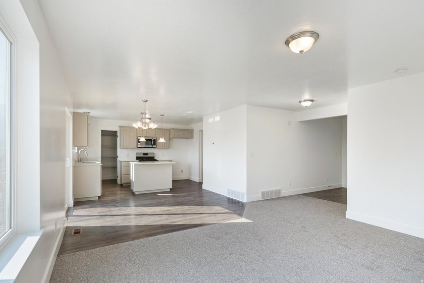 PLAN: Pineview(2)2800. Sample @ Coming Soon. PHOTO: - photo 9