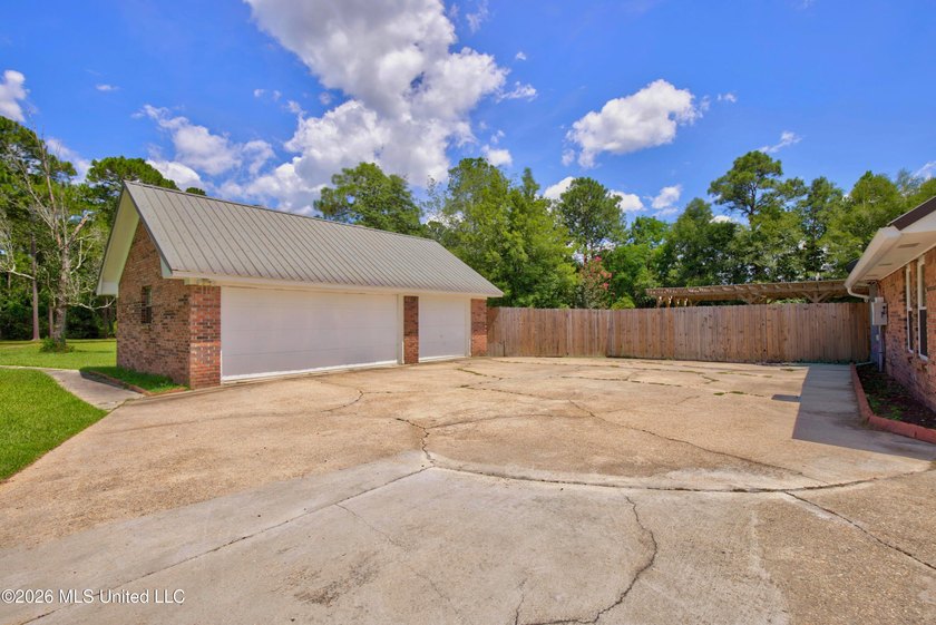 Welcome to 13000 Quail Ridge Road, a spacious property situated - photo 36