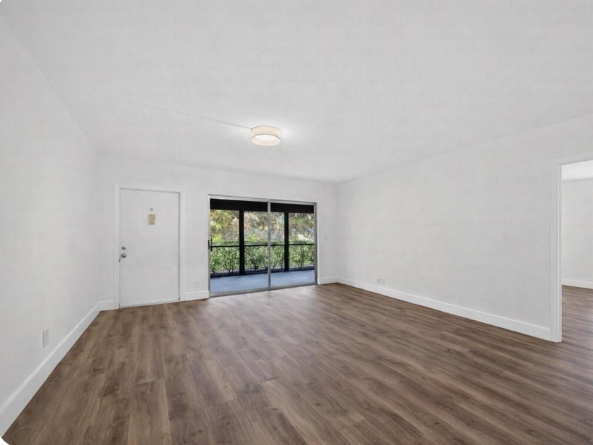 THIS ONE IS A MUST SEE ! BEAUTIFULLY RENOVATED FIRST FLOOR UNIT - photo 2