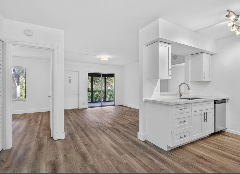 THIS ONE IS A MUST SEE ! BEAUTIFULLY RENOVATED FIRST FLOOR UNIT - photo 3
