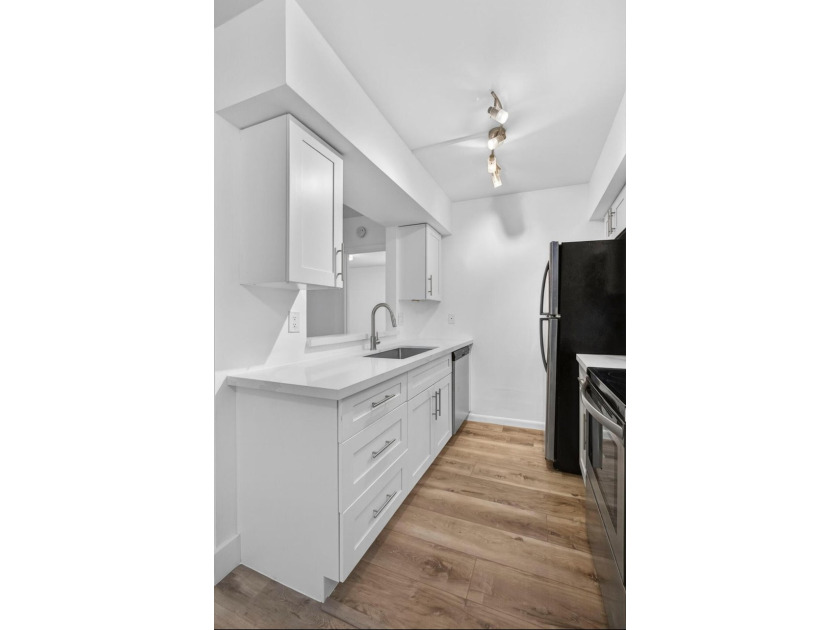 THIS ONE IS A MUST SEE ! BEAUTIFULLY RENOVATED FIRST FLOOR UNIT - photo 4
