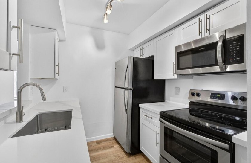 THIS ONE IS A MUST SEE ! BEAUTIFULLY RENOVATED FIRST FLOOR UNIT - photo 5