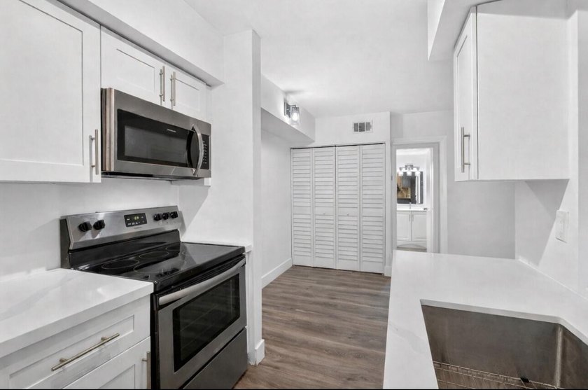 THIS ONE IS A MUST SEE ! BEAUTIFULLY RENOVATED FIRST FLOOR UNIT - photo 6