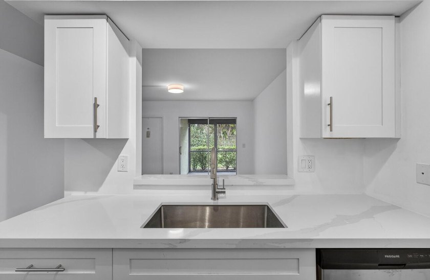 THIS ONE IS A MUST SEE ! BEAUTIFULLY RENOVATED FIRST FLOOR UNIT - photo 7