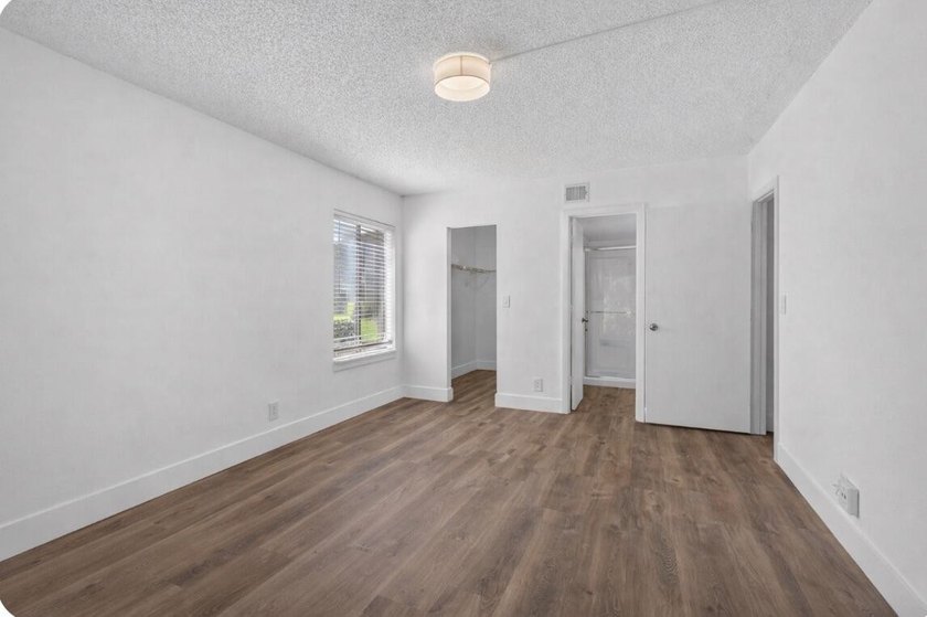 THIS ONE IS A MUST SEE ! BEAUTIFULLY RENOVATED FIRST FLOOR UNIT - photo 9