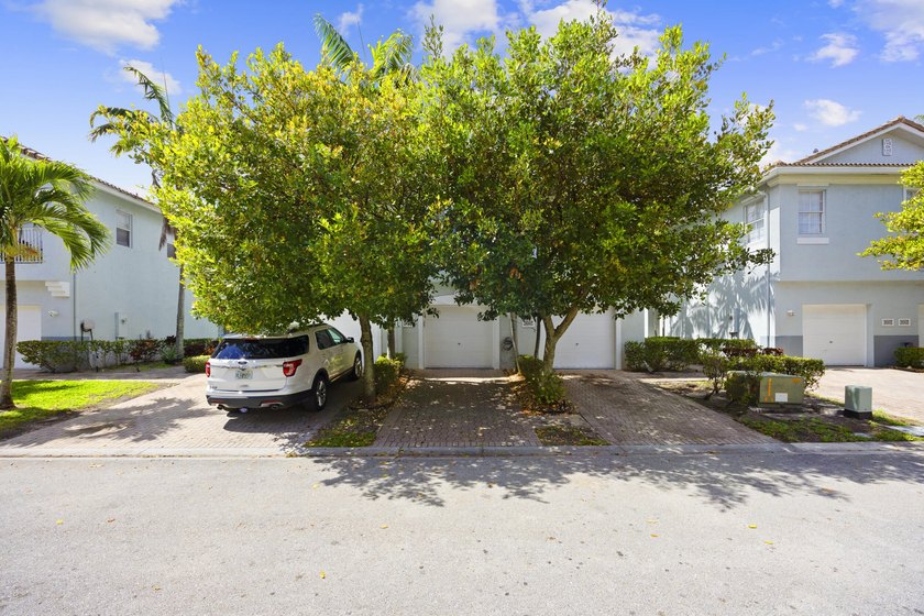 Stunning 2-bedroom, 2.1-bath townhouse with updates throughout! - photo 3