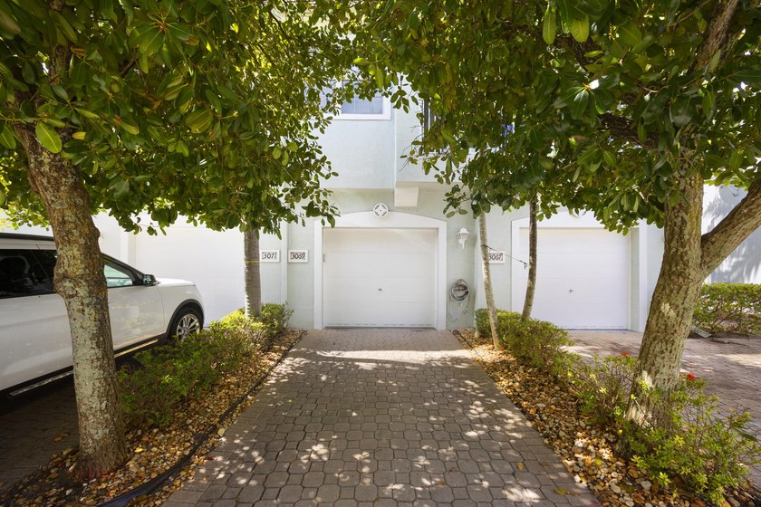 Stunning 2-bedroom, 2.1-bath townhouse with updates throughout! - photo 4