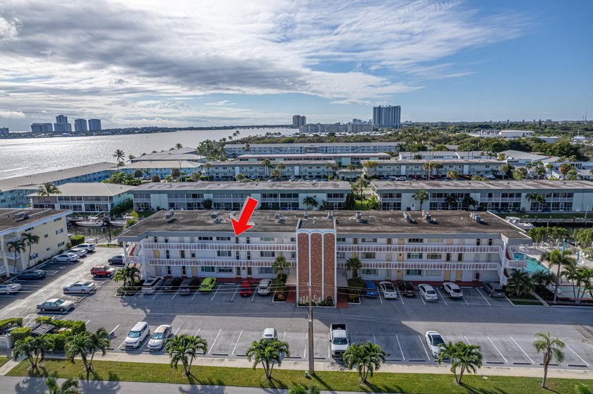 INTRACOASTAL VIEWS!! This adorable, newly remodeled, 2 bedroom - photo 29