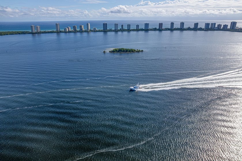 INTRACOASTAL VIEWS!! This adorable, newly remodeled, 2 bedroom - photo 35