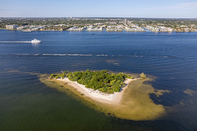 INTRACOASTAL VIEWS!! This adorable, newly remodeled, 2 bedroom - photo 36