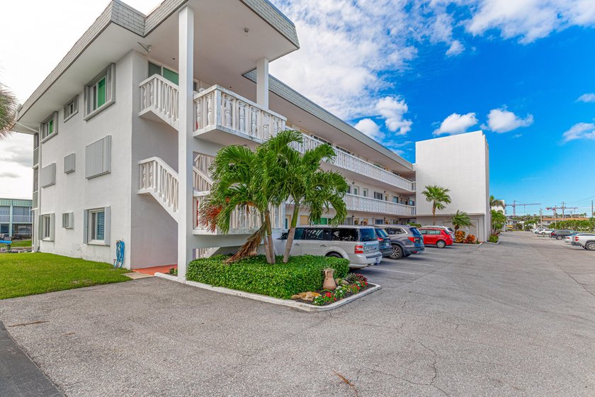 INTRACOASTAL VIEWS!! This adorable, newly remodeled, 2 bedroom - photo 39