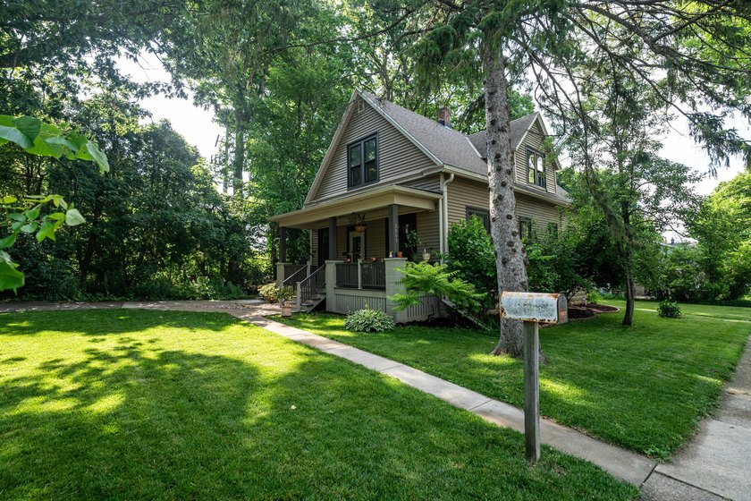 Welcome to this private, corner lot nestled along the Seminary - photo 3
