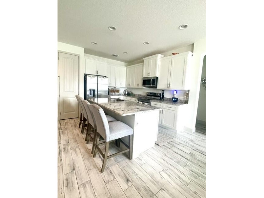 Shows like a model! This SPECTACULAR Custom 4 Bedroom 3 Bath - photo 11
