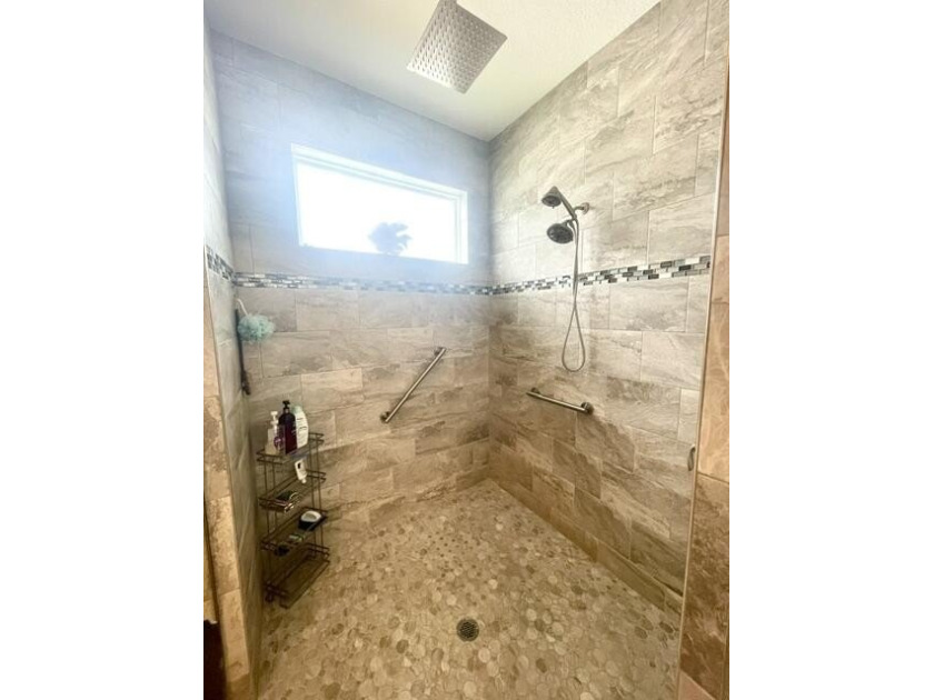 Shows like a model! This SPECTACULAR Custom 4 Bedroom 3 Bath - photo 17