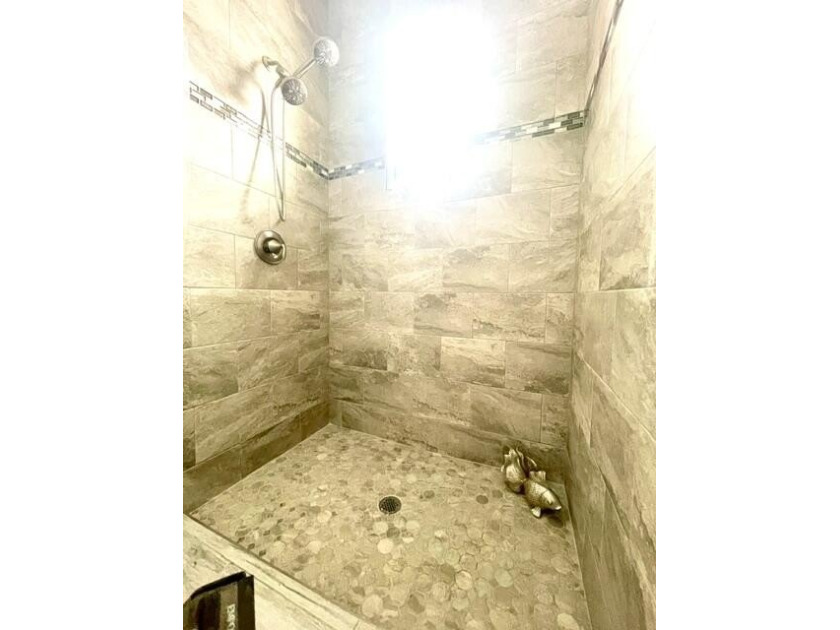 Shows like a model! This SPECTACULAR Custom 4 Bedroom 3 Bath - photo 21