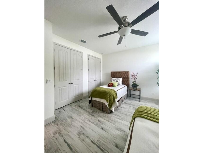 Shows like a model! This SPECTACULAR Custom 4 Bedroom 3 Bath - photo 25