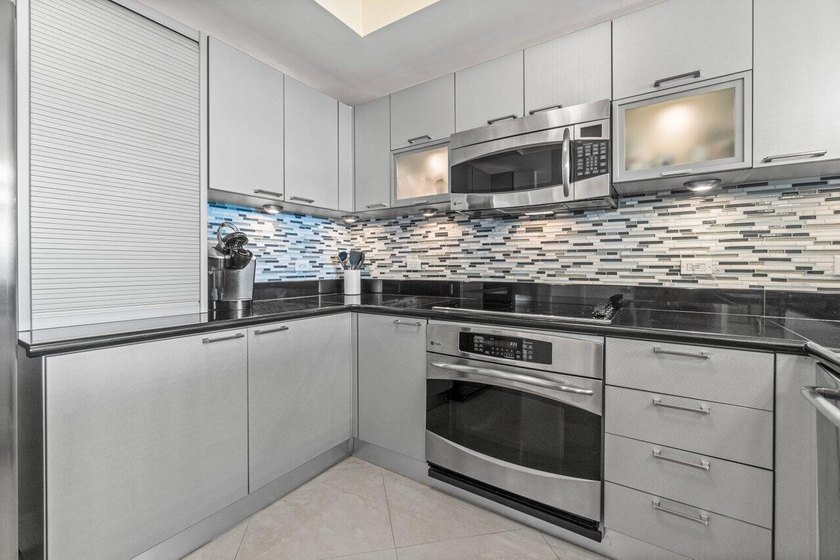 Beautifully updated 3rd floor unit. Gorgeous Intracoastal views - photo 9