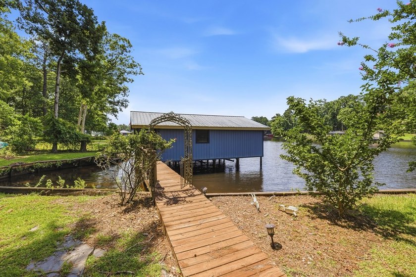 Situated on Lots 17 &amp; 18 with approximately 233 feet of - photo 15