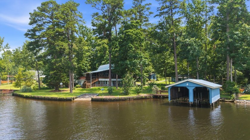 Situated on Lots 17 &amp; 18 with approximately 233 feet of - photo 19