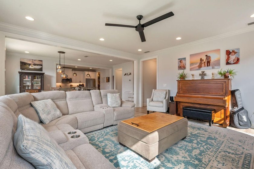Located in beautiful Valparaiso, Florida -- a charming home - photo 20