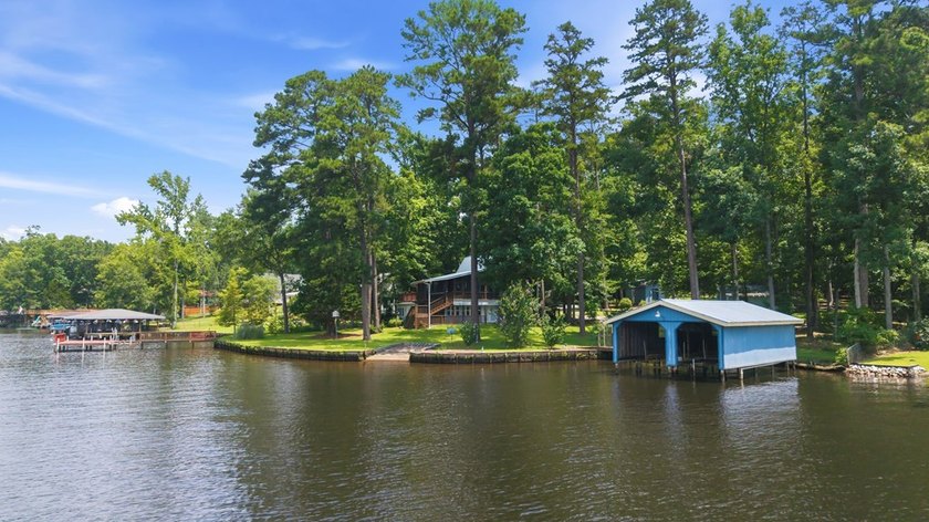 Situated on Lots 17 &amp; 18 with approximately 233 feet of - photo 20