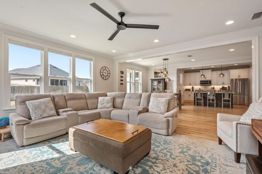 Located in beautiful Valparaiso, Florida -- a charming home - photo 21