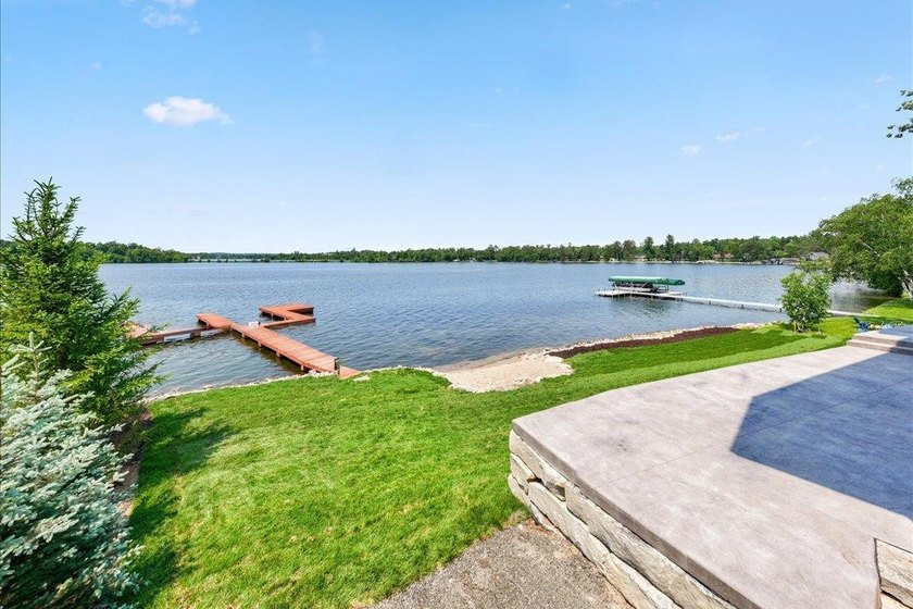 Welcome to Your Stunning New Lake Home on Highly Sought After - photo 4