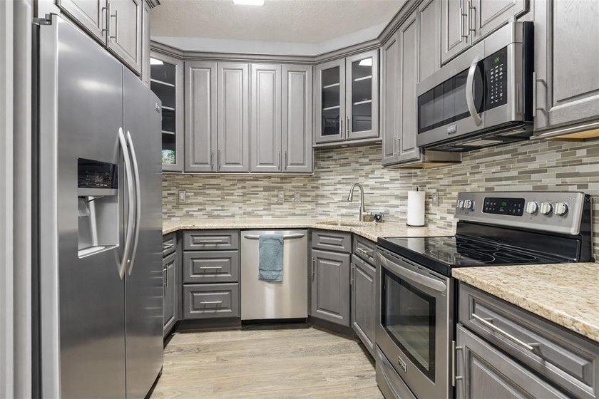 Welcome to this beautifully maintained 3-bedroom, 2-bathroom - photo 11