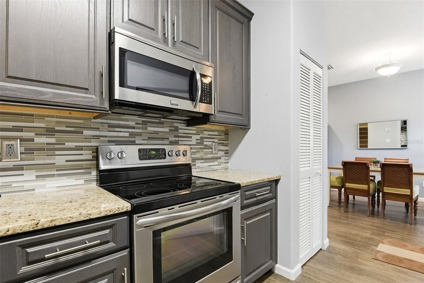 Welcome to this beautifully maintained 3-bedroom, 2-bathroom - photo 12