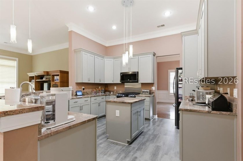Nestled on a quiet cul-de-sac in the highly desirable community - photo 16