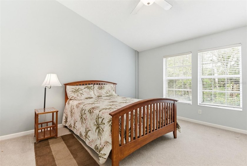Welcome to this beautifully maintained 3-bedroom, 2-bathroom - photo 17
