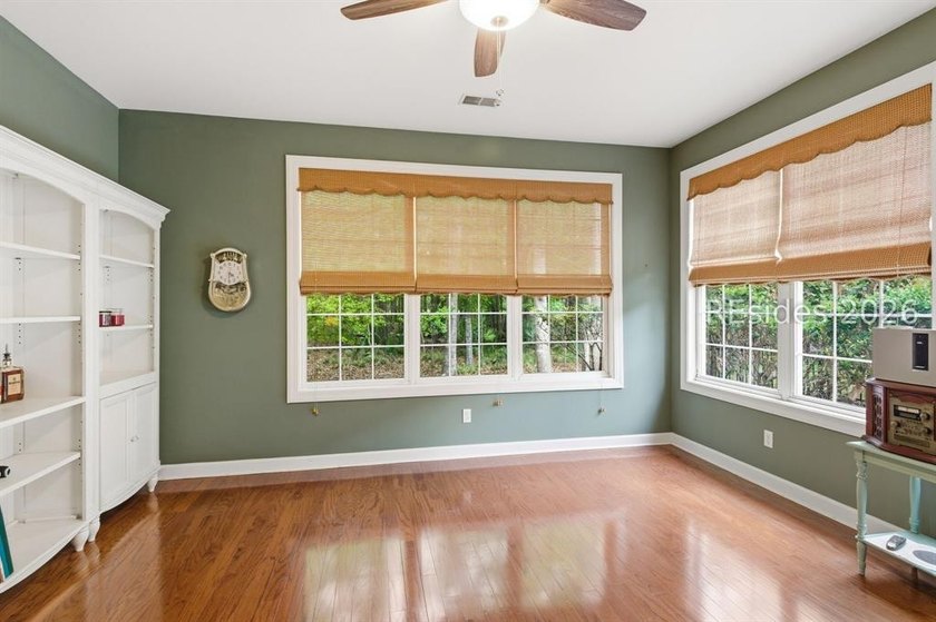 Nestled on a quiet cul-de-sac in the highly desirable community - photo 21